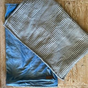 ☁️2 UGG Pillowcases☁️